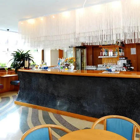 ホテル Grand Astoria ラヴァローネ