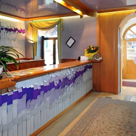 Grand Astoria Hotel 4*