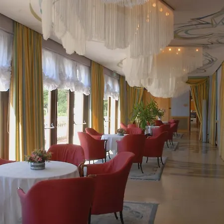 ホテル Grand Astoria ラヴァローネ