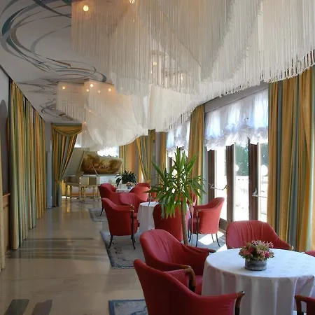 Grand Astoria ホテル 4*