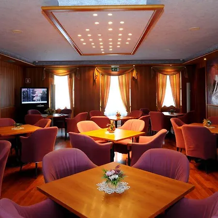 Grand Astoria ホテル 4*